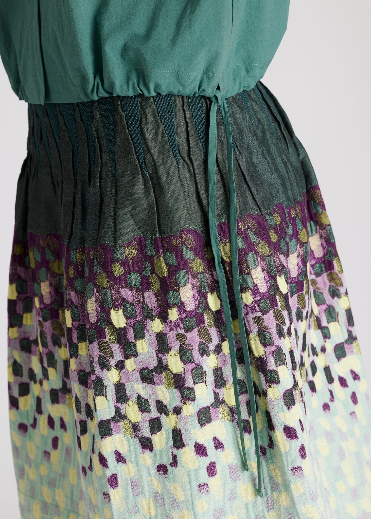 Bluse BLUFFIE mit Kragen und V-Ausschnitt, kurzen Ärmeln und Tunnelzug am Saum in Grün