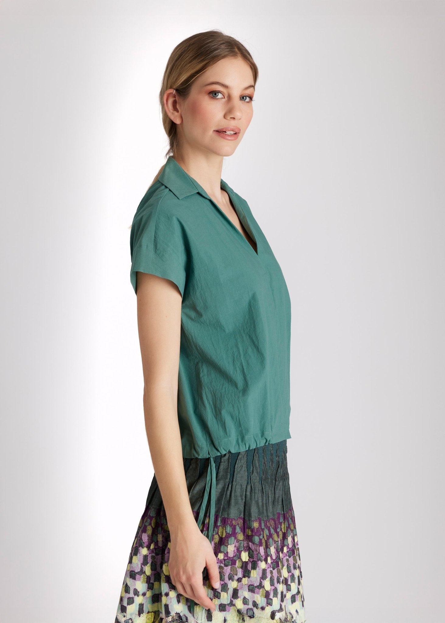 Bluse BLUFFIE mit Kragen und V-Ausschnitt, kurzen Ärmeln und Tunnelzug am Saum in Grün