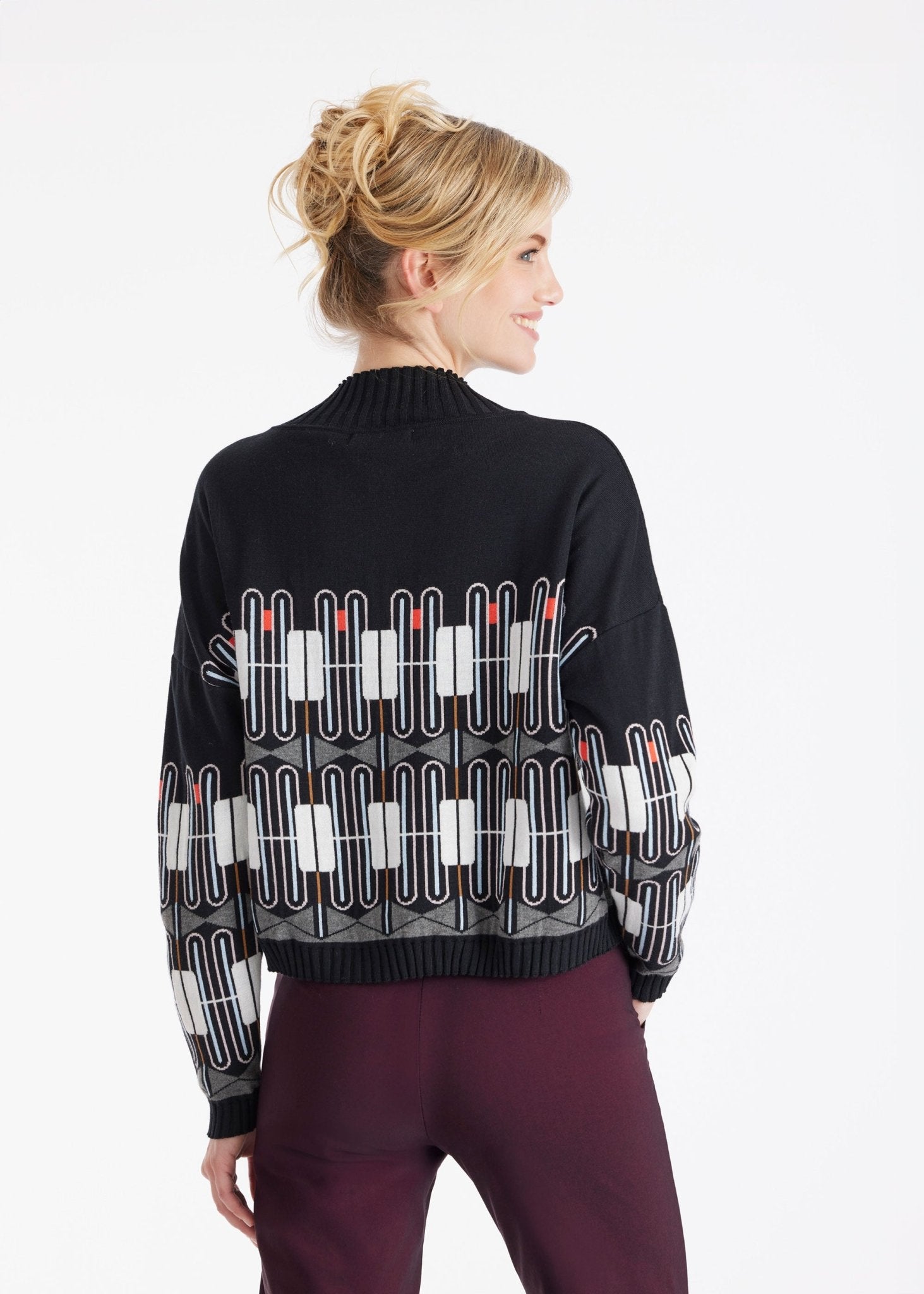 Pullover KIRBO mit Rundhals, langen Armen und geometrischem Muster in Schwarz, Weiß und Orange