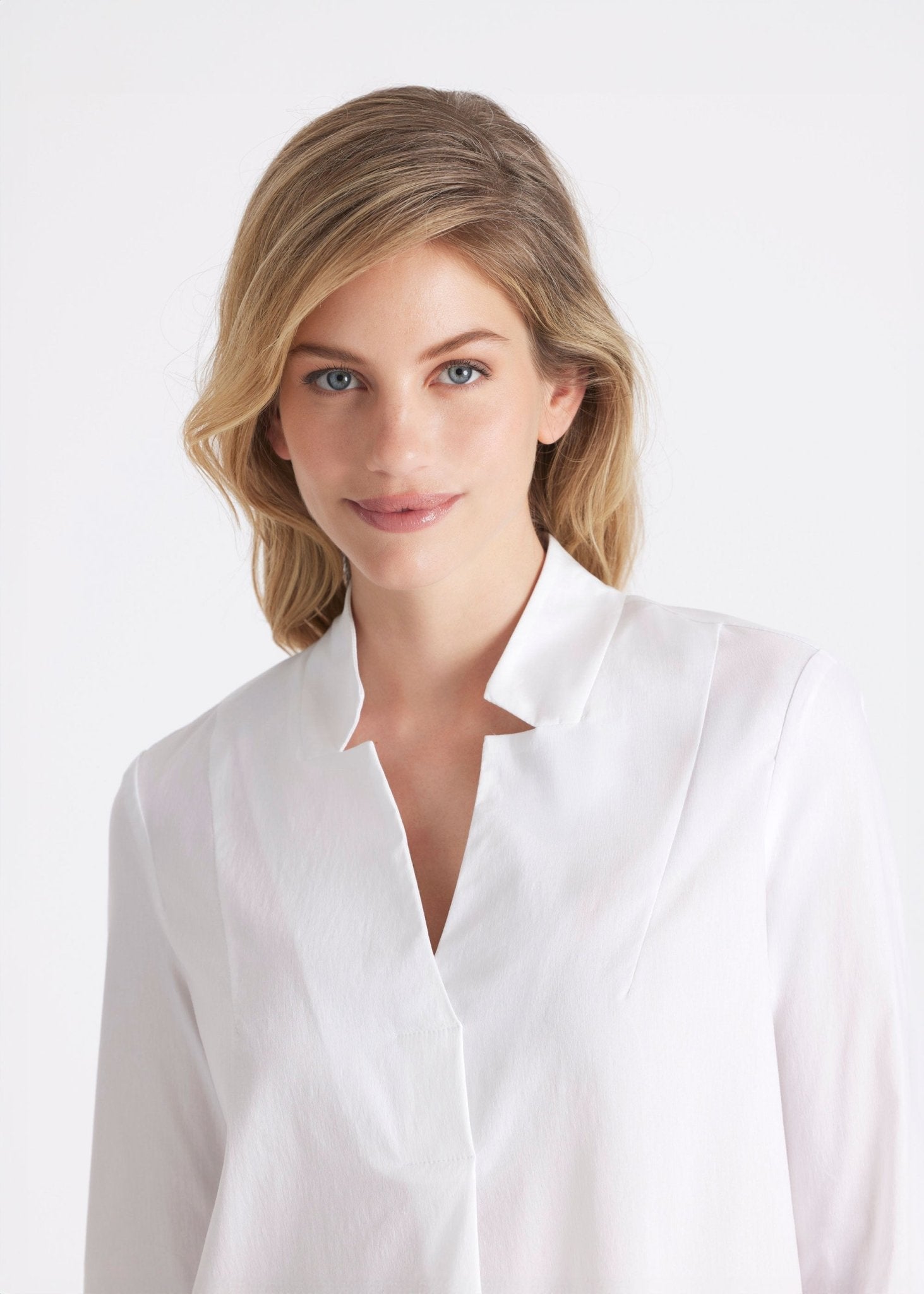 Lange Hemdbluse BABLUE mit kleinem Stehkragen, V-Ausschnitt, langen Armen und Falte vorn in Weiß