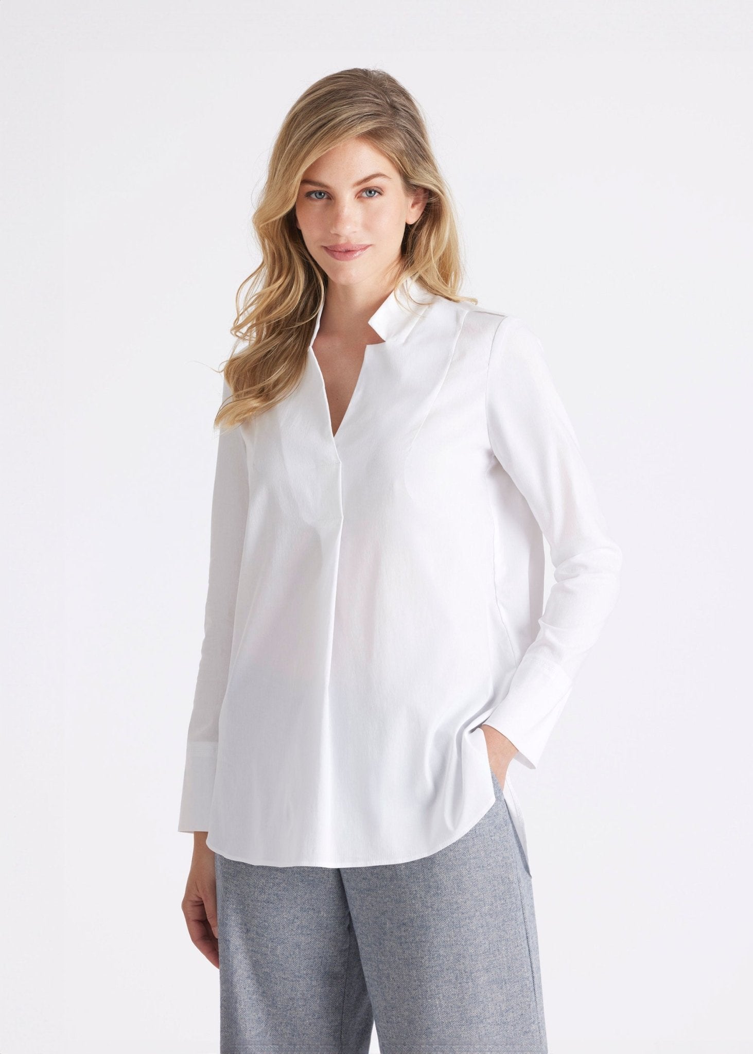Lange Hemdbluse BABLUE mit kleinem Stehkragen, V-Ausschnitt, langen Armen und Falte vorn in Weiß