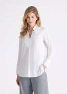 Lange Hemdbluse BABLUE mit kleinem Stehkragen, V-Ausschnitt, langen Armen und Falte vorn in Weiß