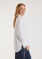 Lange Hemdbluse BABLUE mit kleinem Stehkragen, V-Ausschnitt, langen Armen und Falte vorn in Weiß