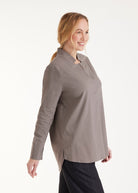 Lange Hemdbluse BABLUE mit kleinem Stehkragen, V-Ausschnitt, langen Armen und Falte vorn in Grau