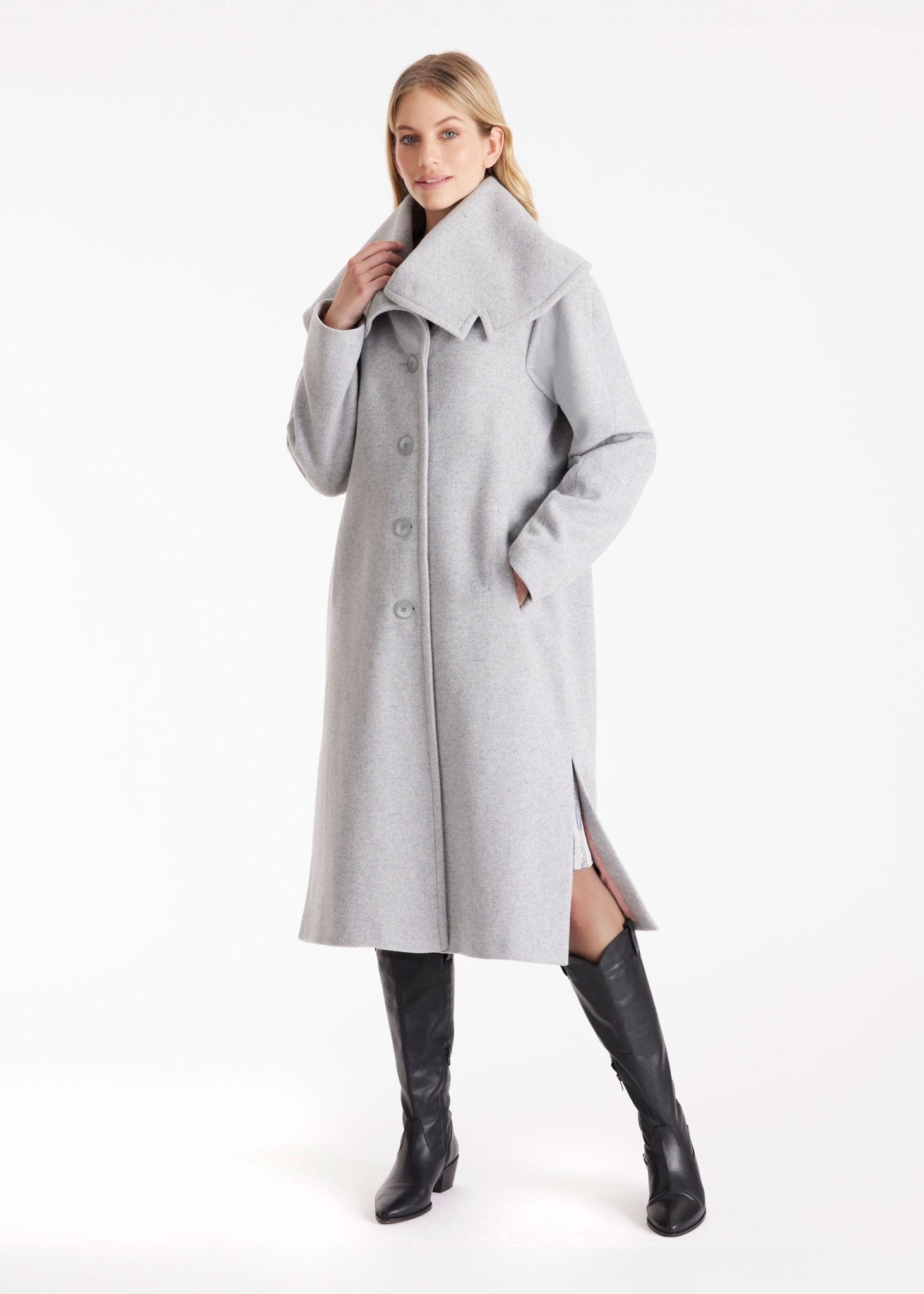 Langer Mantel XANTHIS mit großem Kragen, Knopfleiste und Bindegürtel in Hellgrau