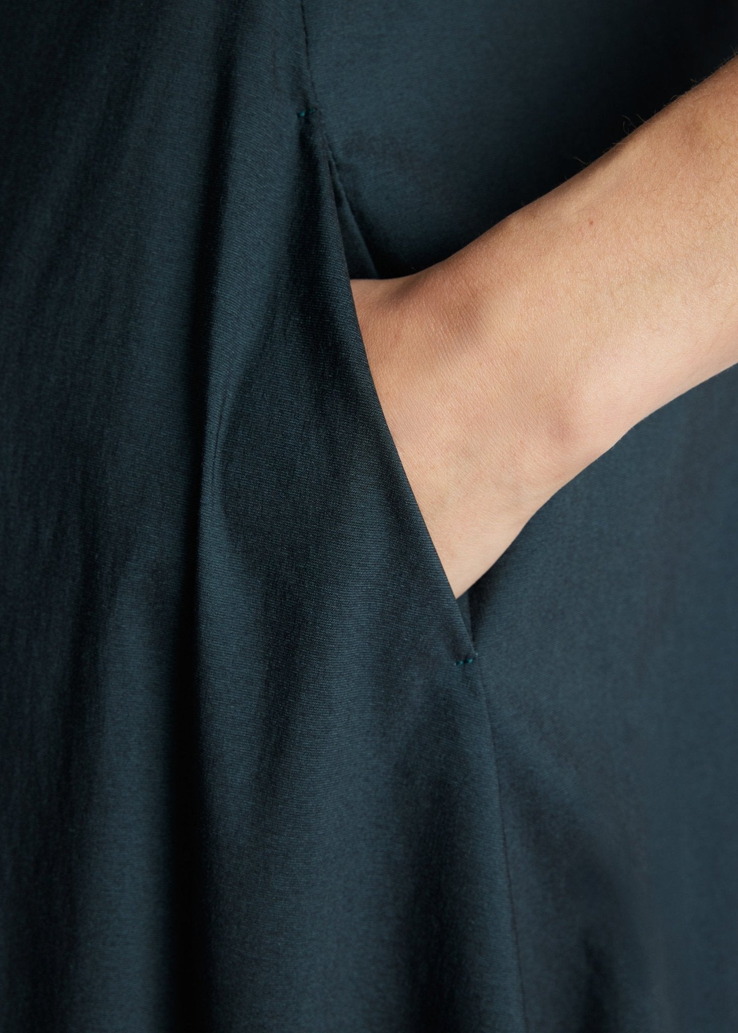 Midi-Kleid JAROBO aus Viskose-Mix mit leichter O-Form - FOX'S-Fashion