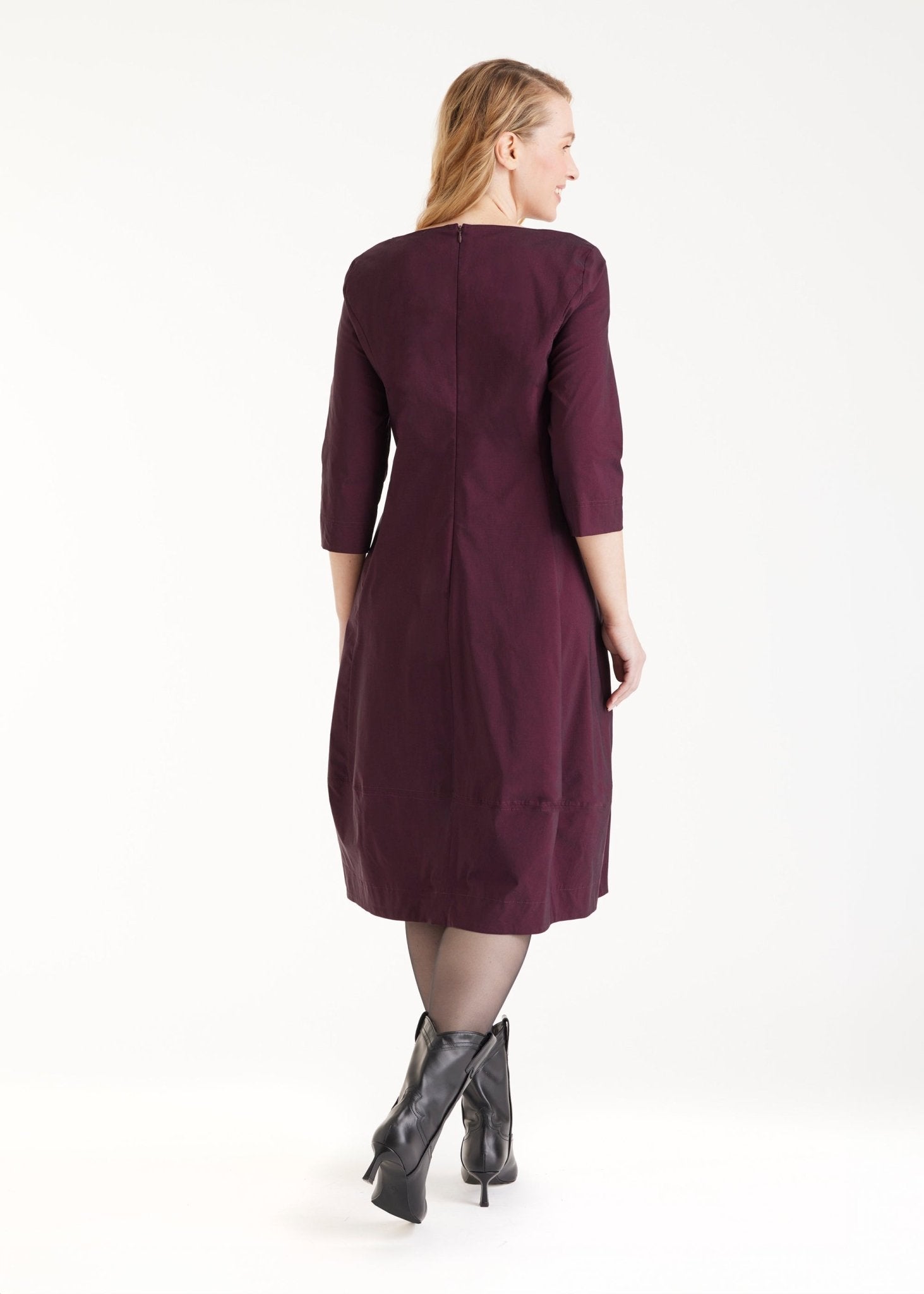 Kleid JABORO in Midi-Länge mit Rundhals, 3/4-Armen und leichter O-Form in Dunkelrot