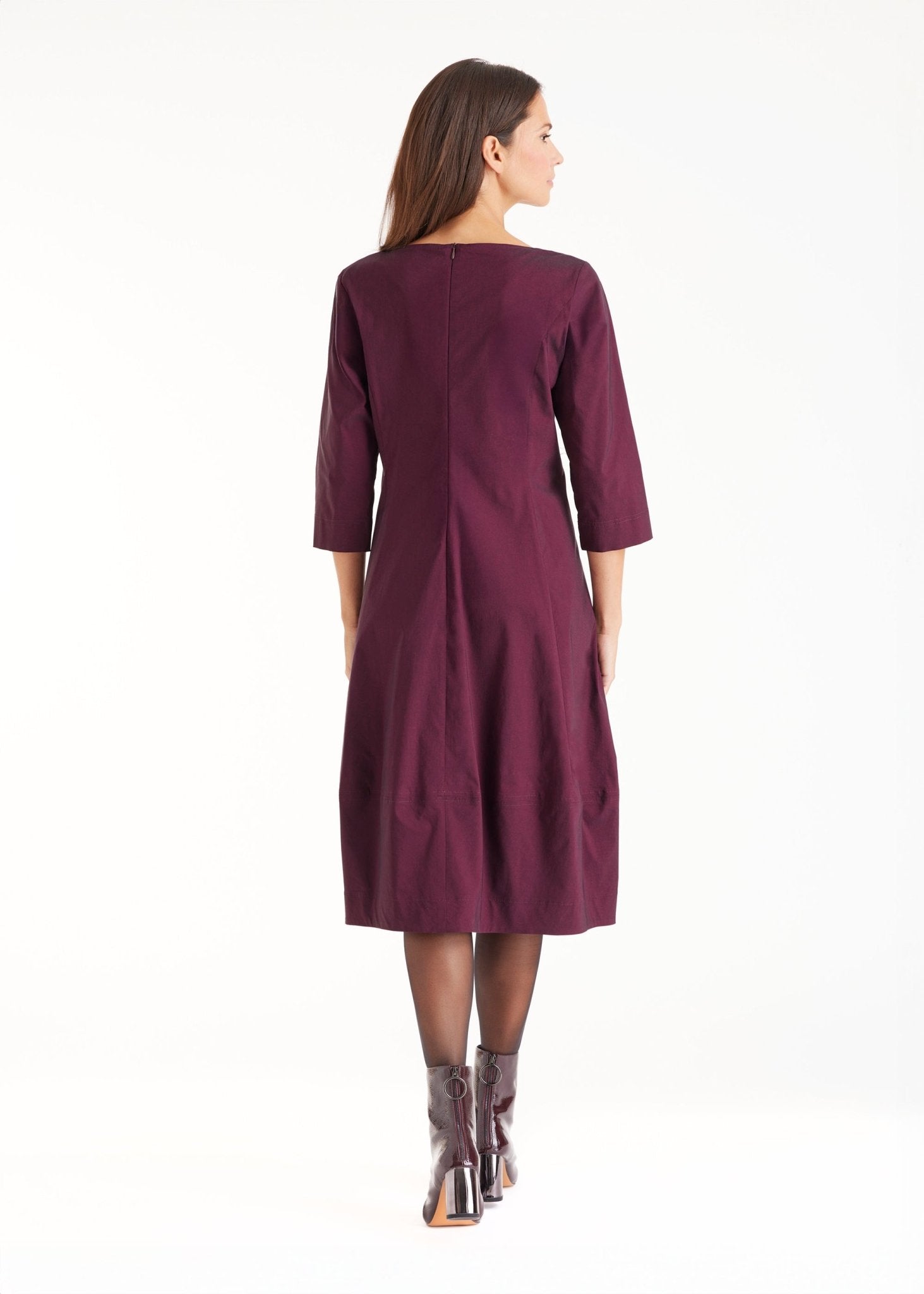 Kleid JABORO in Midi-Länge mit Rundhals, 3/4-Armen und leichter O-Form in Dunkelrot