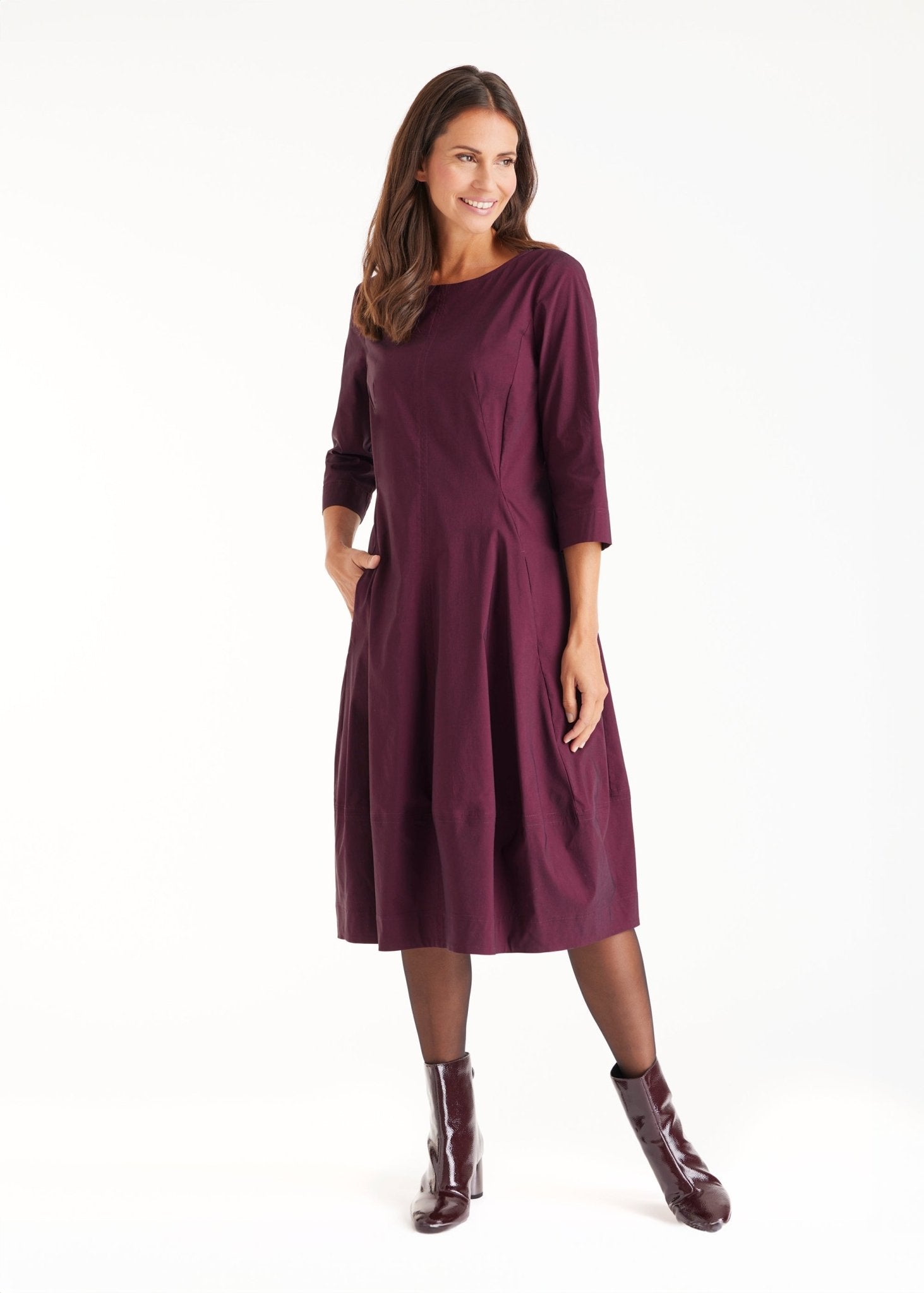 Kleid JABORO in Midi-Länge mit Rundhals, 3/4-Armen und leichter O-Form in Dunkelrot