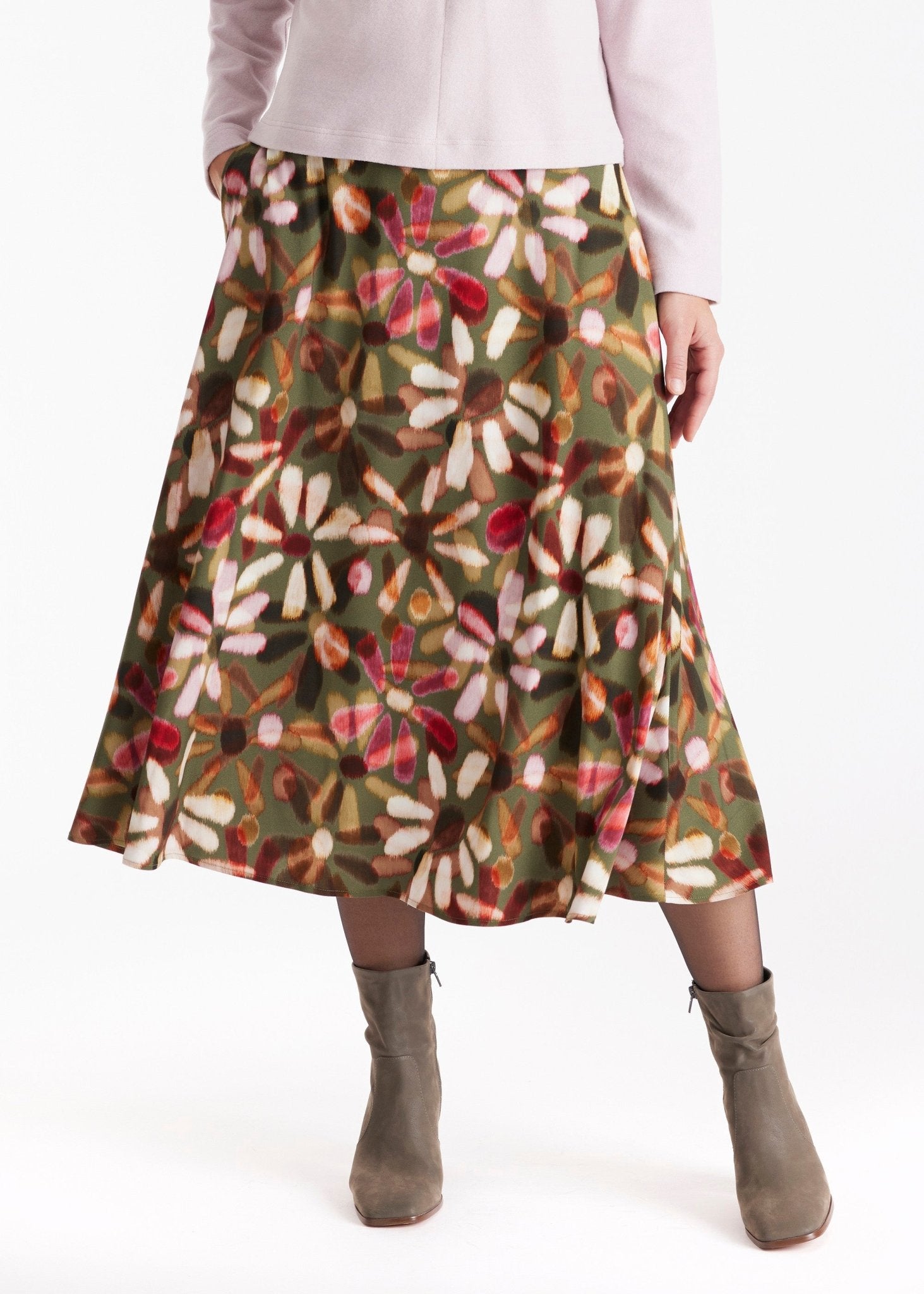 Rock NATYRO in Midi-Länge mit seitlichen Eingrifftaschen und mehrfarbigem Blumenmuster 