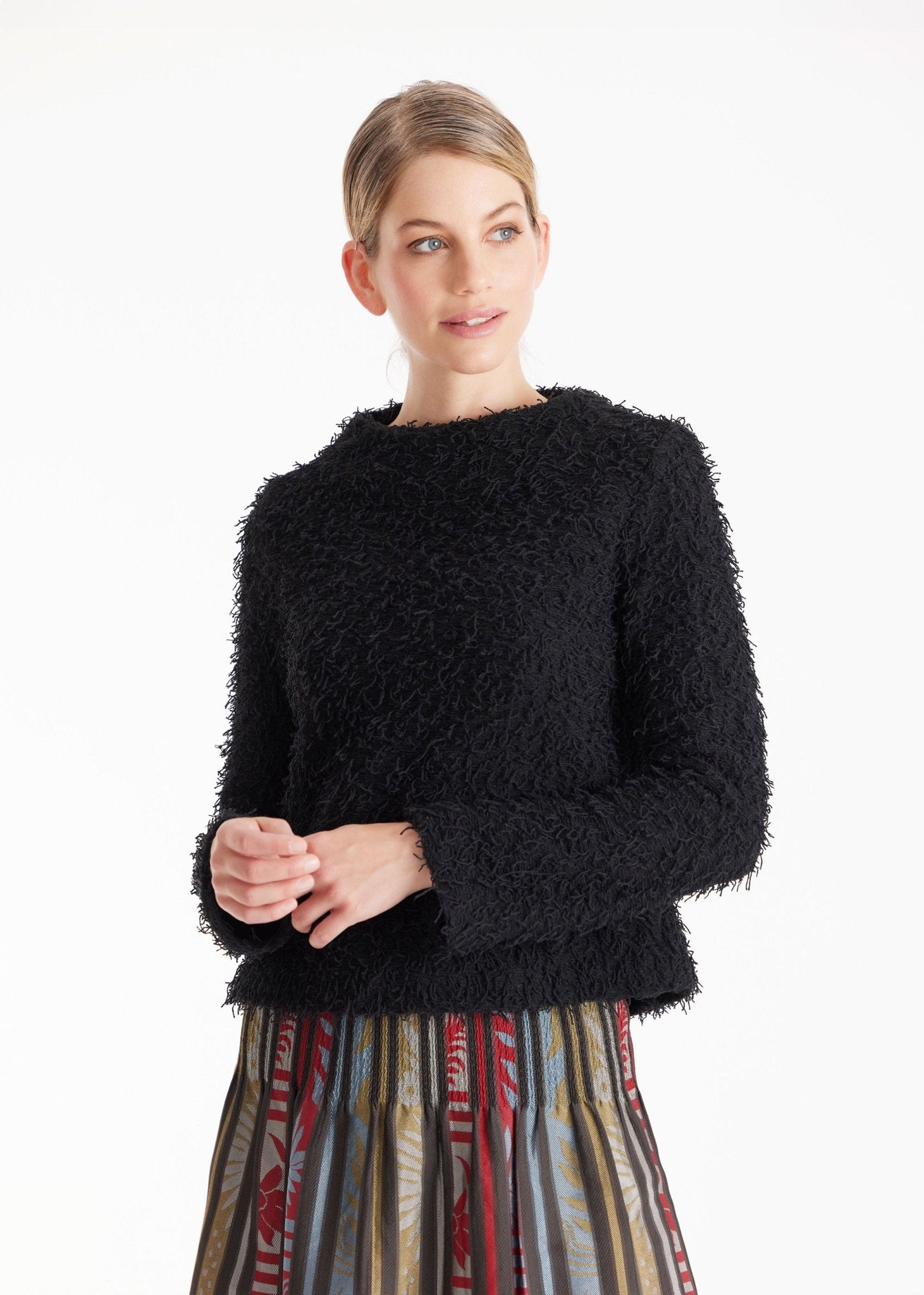 Pullover GADUNI mit hohem Rundhals und langen Armen in Fransen-Optik in Schwarz
