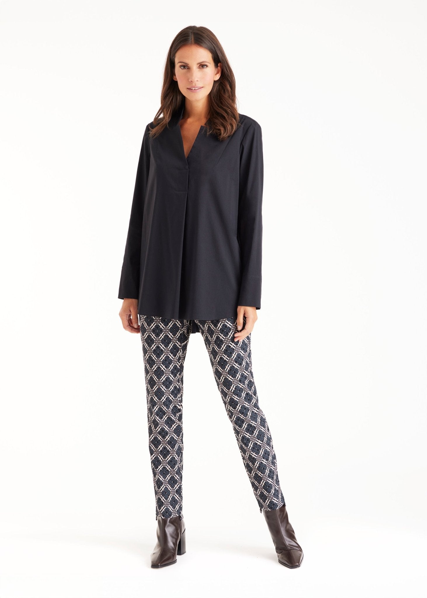 Hose ELLISSA mit schmalem Bein und geometrischem Muster in Schwarz und Weiß