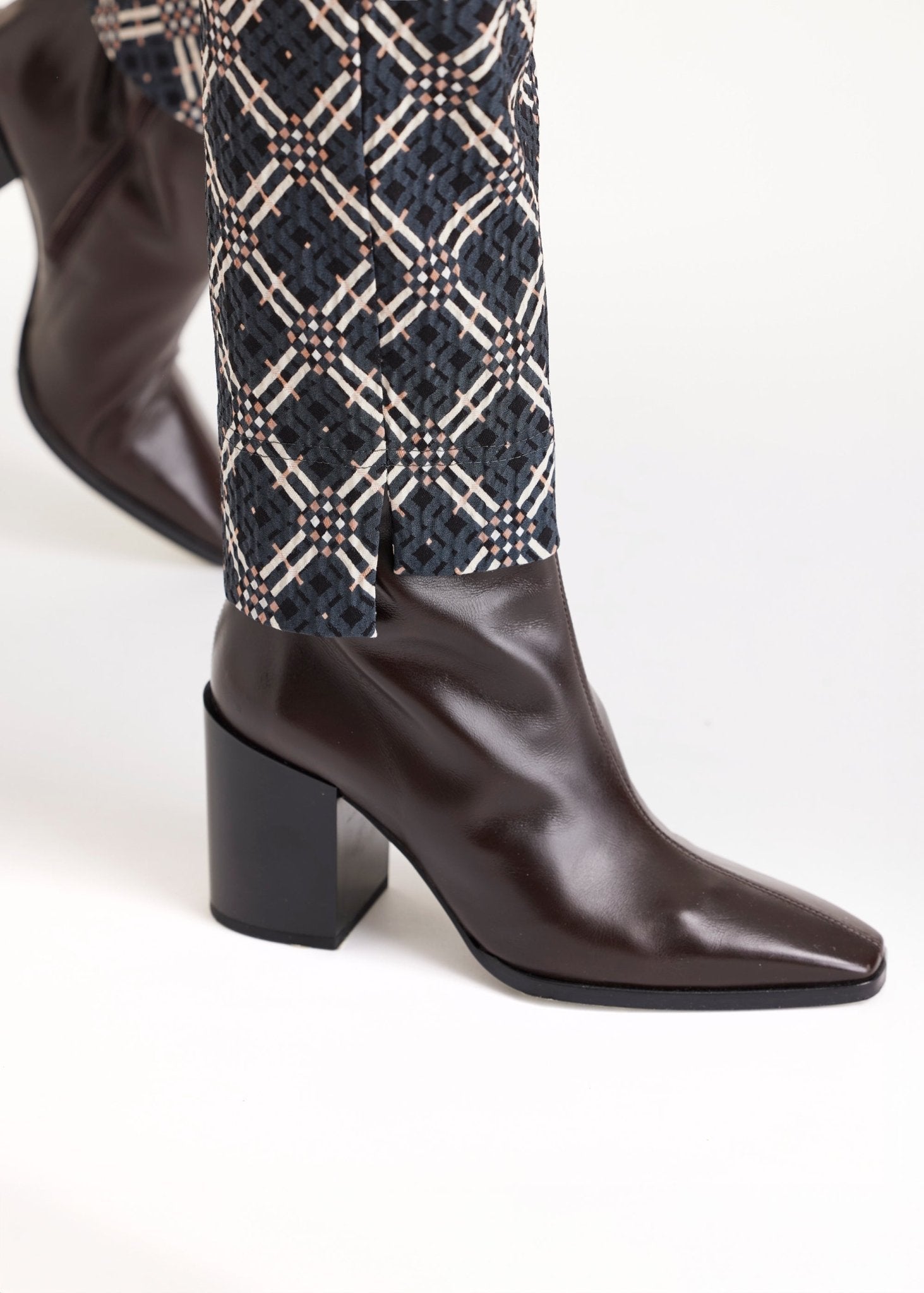 Hose ELLISSA mit schmalem Bein und geometrischem Muster in Schwarz und Weiß