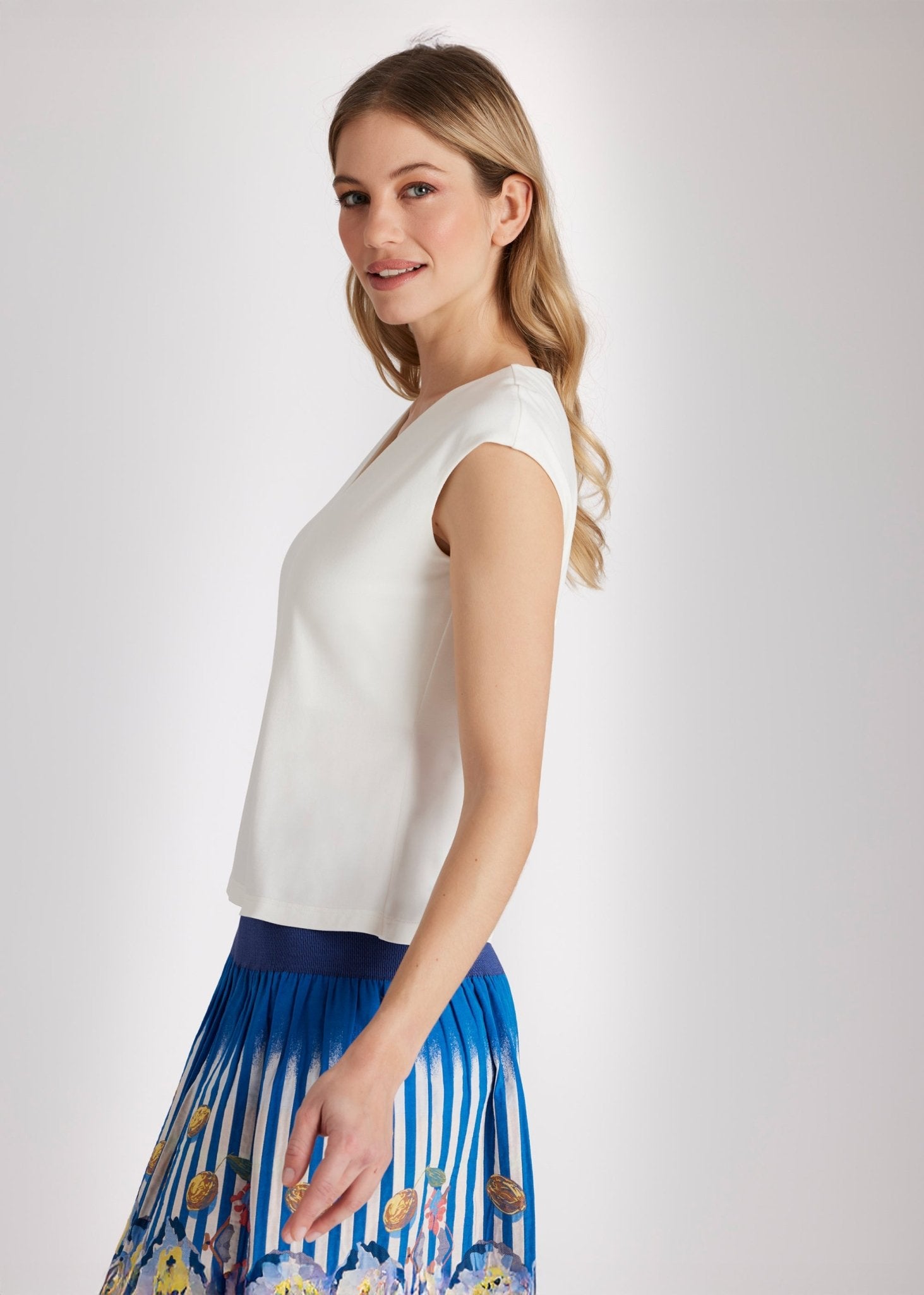 Schmales, ärmelloses Shirt CIVANUA mit V-Ausschnitt in Weiß