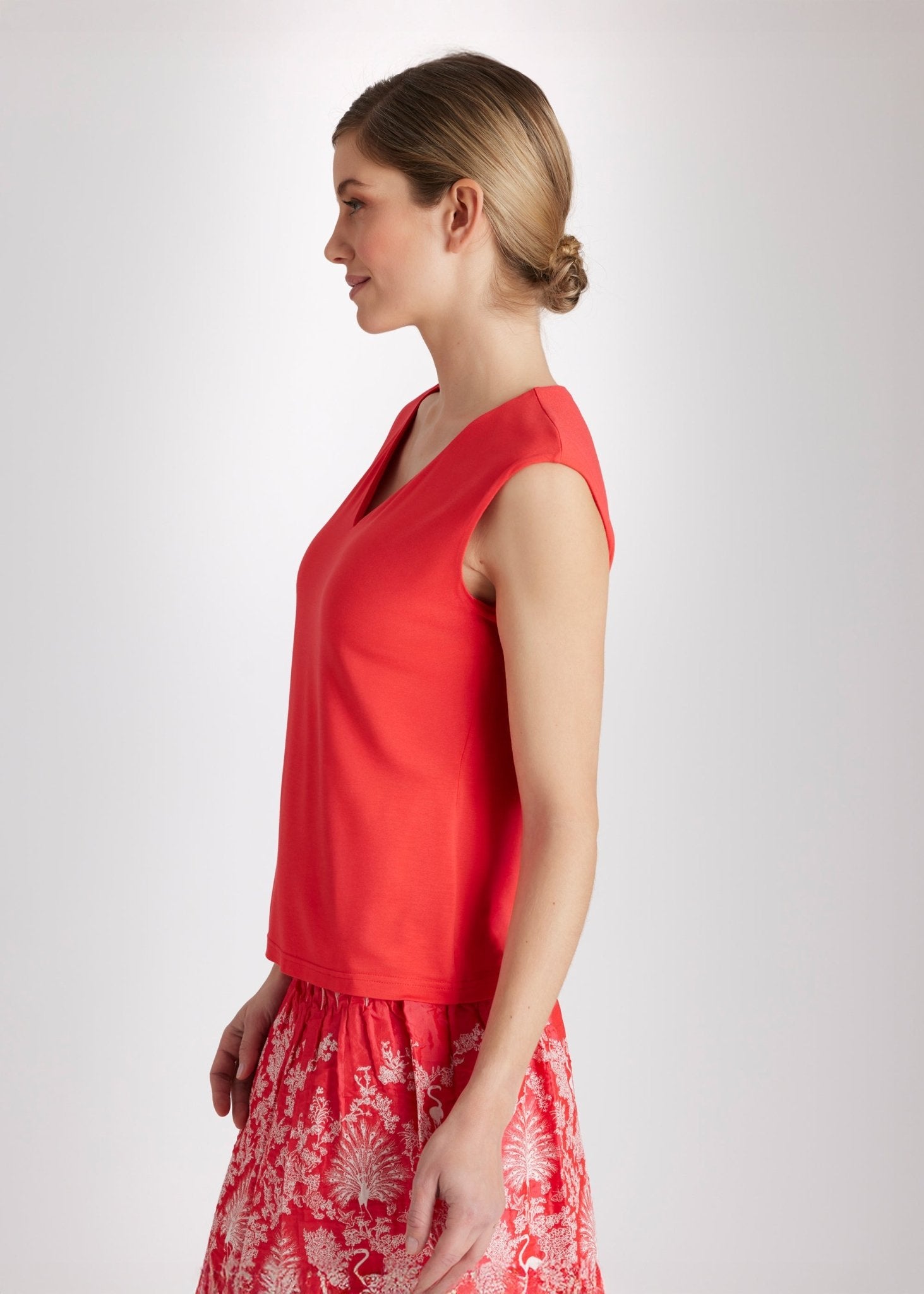 Schmales, ärmelloses Shirt CIVANUA mit V-Ausschnitt in Rot