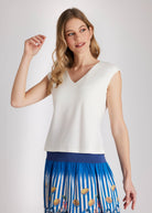 Schmales, ärmelloses Shirt CIVANUA mit V-Ausschnitt in Weiß