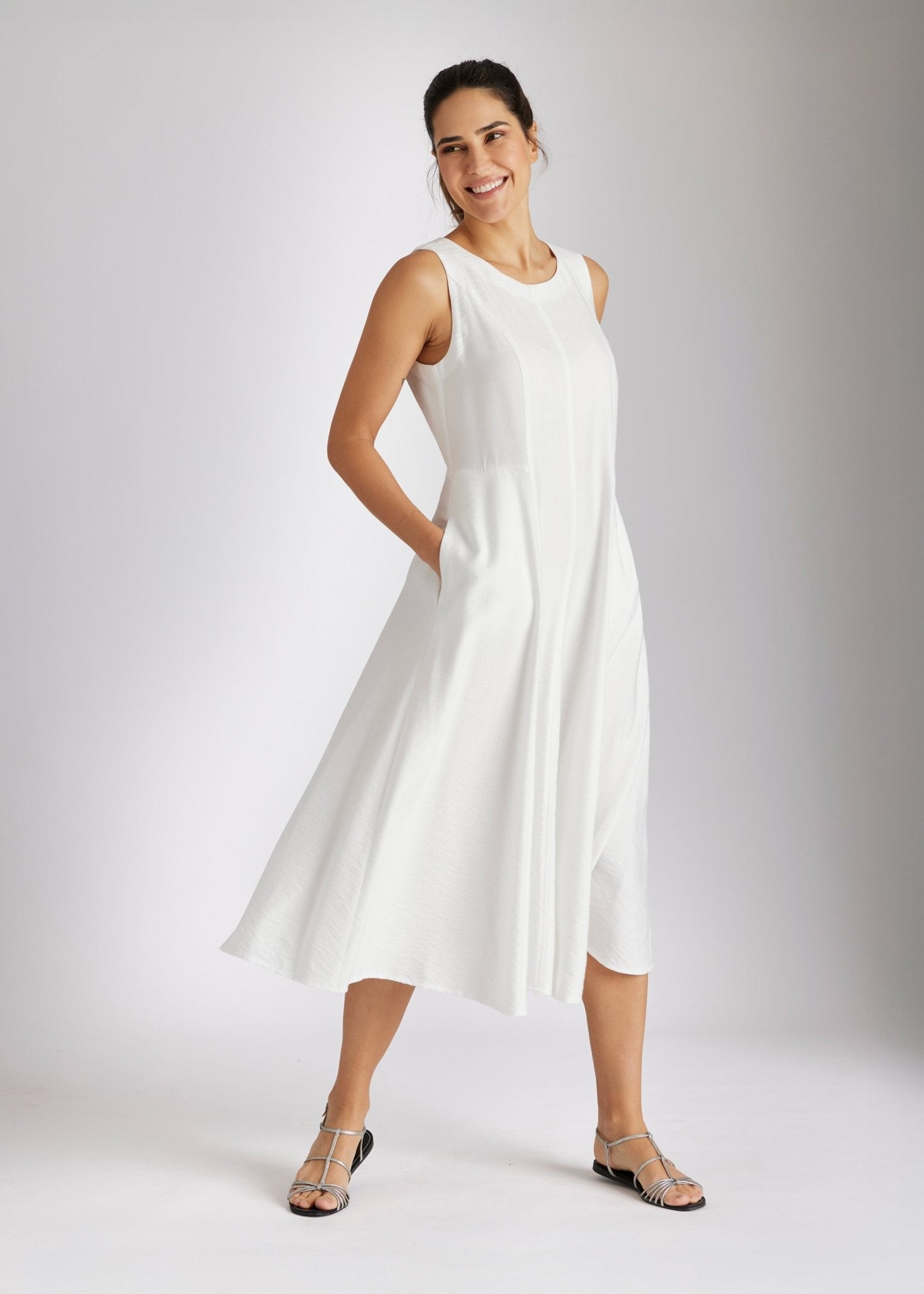 Ärmelloses Midi-Kleid NOWINA mit Rundhalsausschnitt und weitem Rock in Weiß