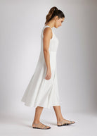 Ärmelloses Midi-Kleid NOWINA mit Rundhalsausschnitt und weitem Rock in Weiß