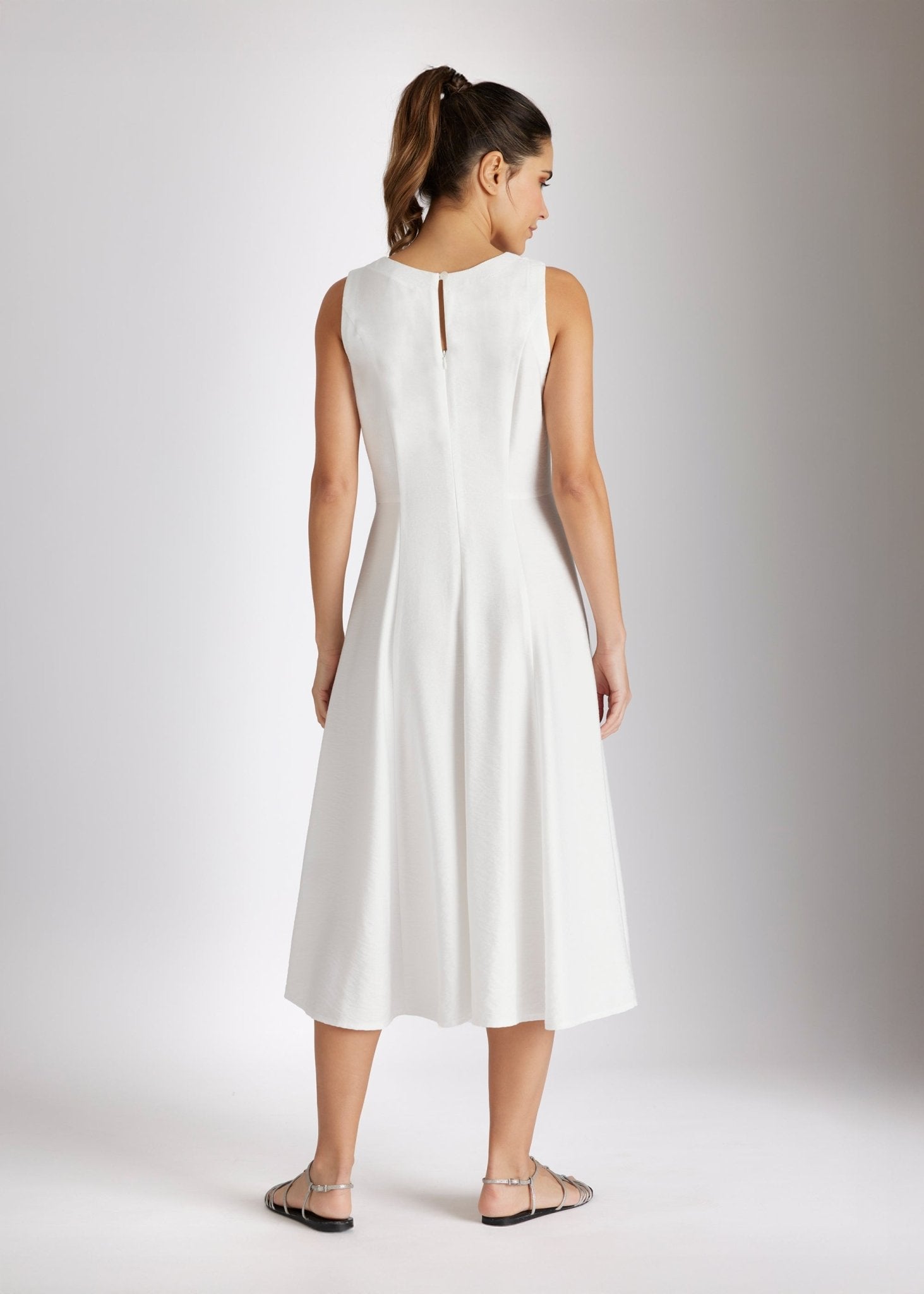 Ärmelloses Midi-Kleid NOWINA mit Rundhalsausschnitt und weitem Rock in Weiß