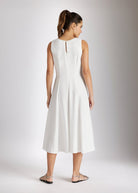 Ärmelloses Midi-Kleid NOWINA mit Rundhalsausschnitt und weitem Rock in Weiß