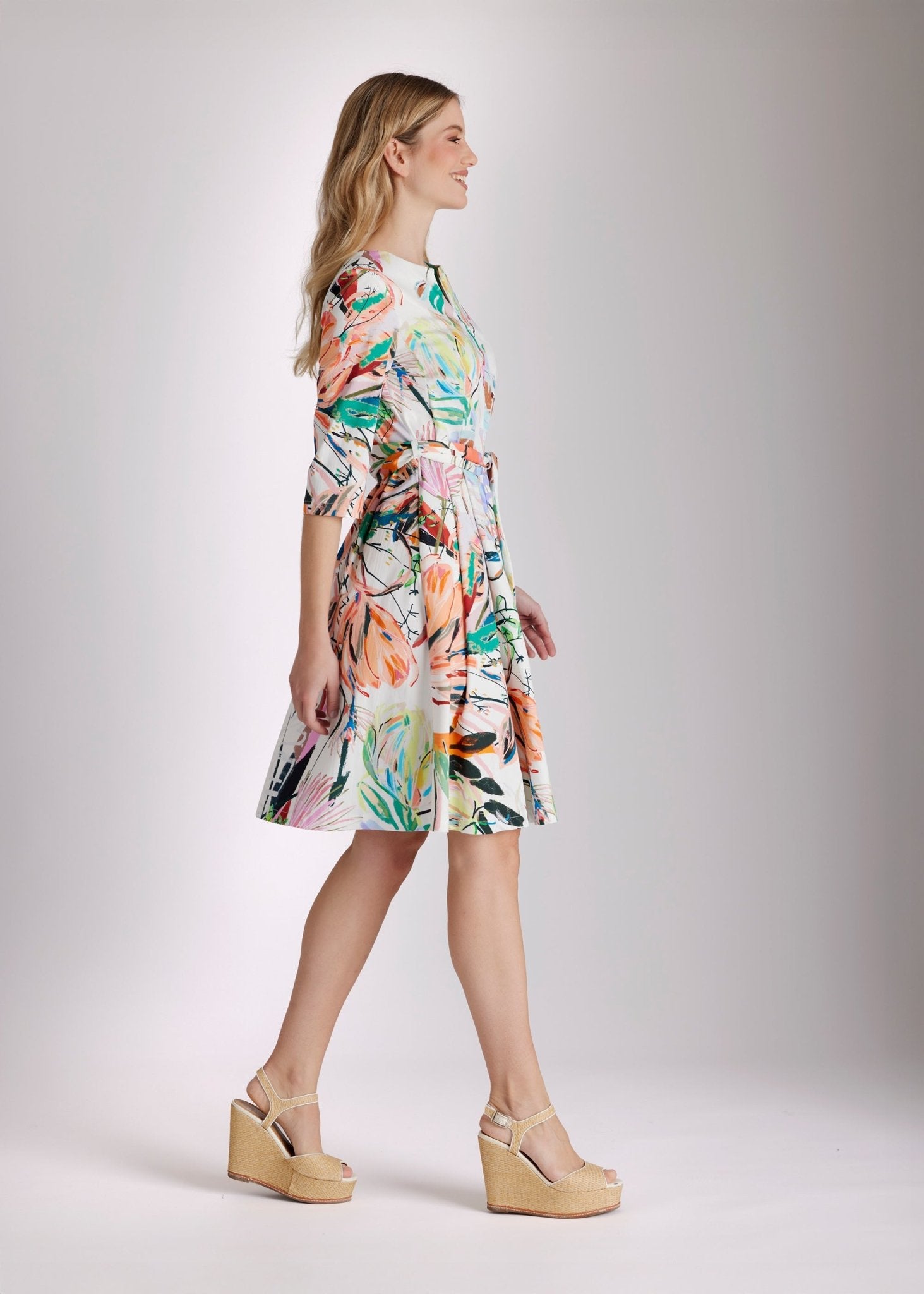 Ärmelloses Midi-Kleid DEMONA mit Rundhalsausschnitt, taillierter Form und floralem Print