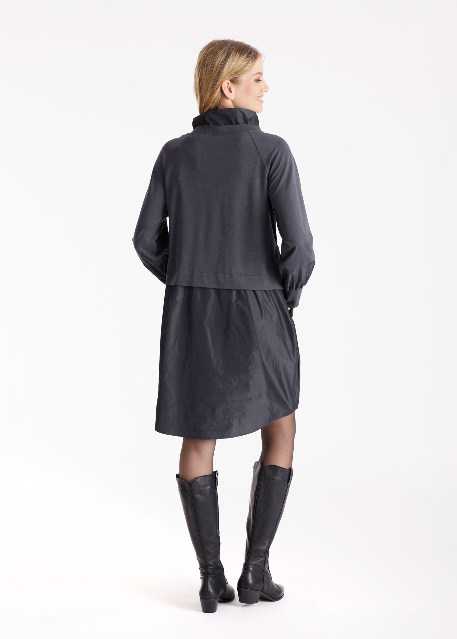 Tunika GUNIKA mit gerafften Stehkragen, langen Armen und Oberteil im Patch in Grau