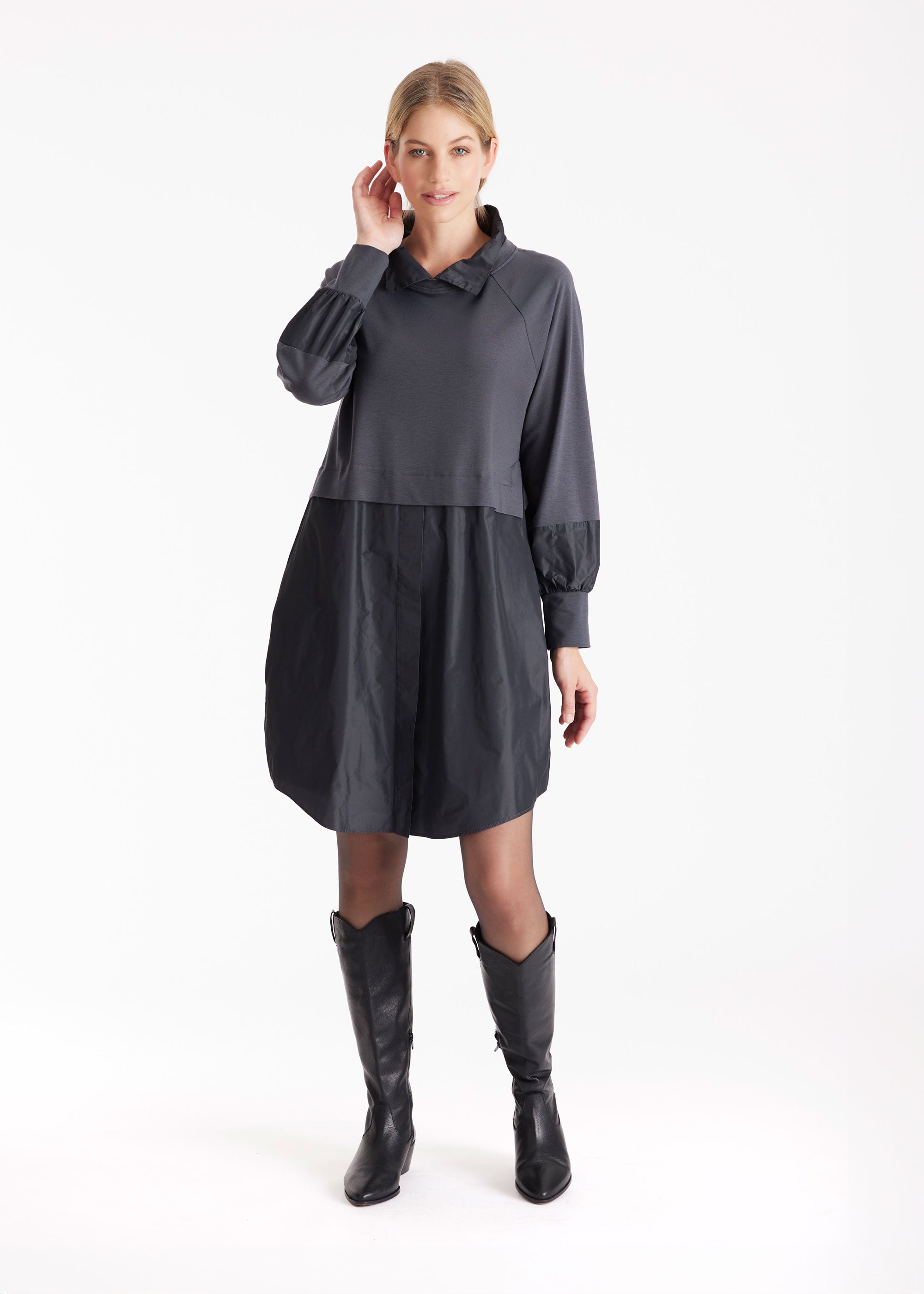 Tunika GUNIKA mit gerafften Stehkragen, langen Armen und Oberteil im Patch in Grau