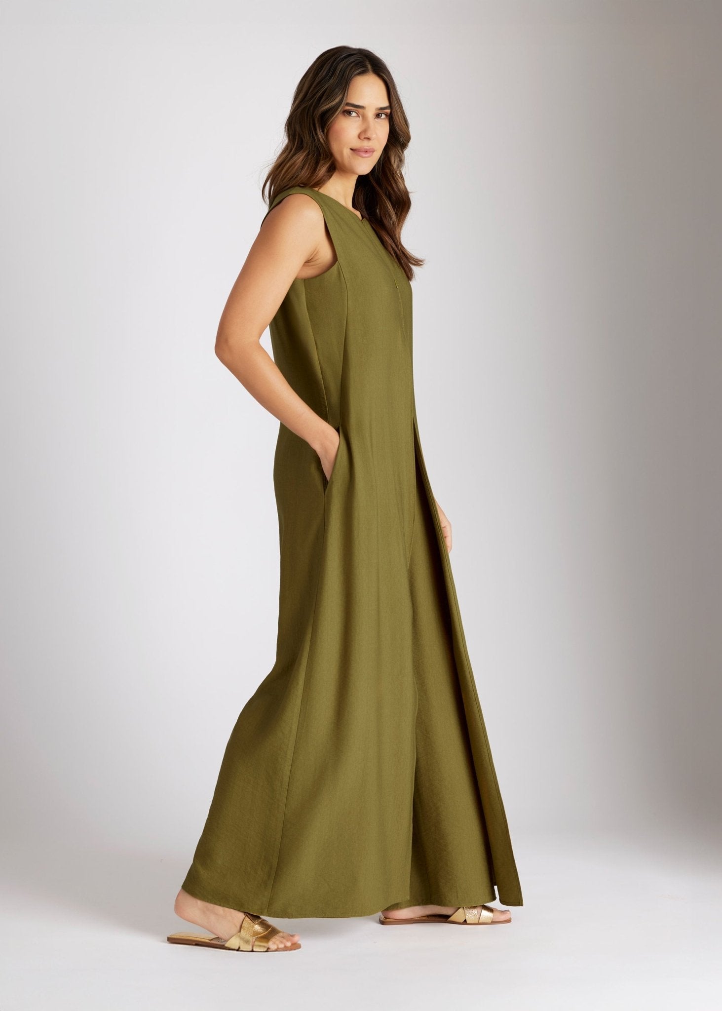 Ärmelloser Jumpsuit NUMSUI mit Rundhalsausschnitt, Faltendetail und Reißverschluss vorne in Grün