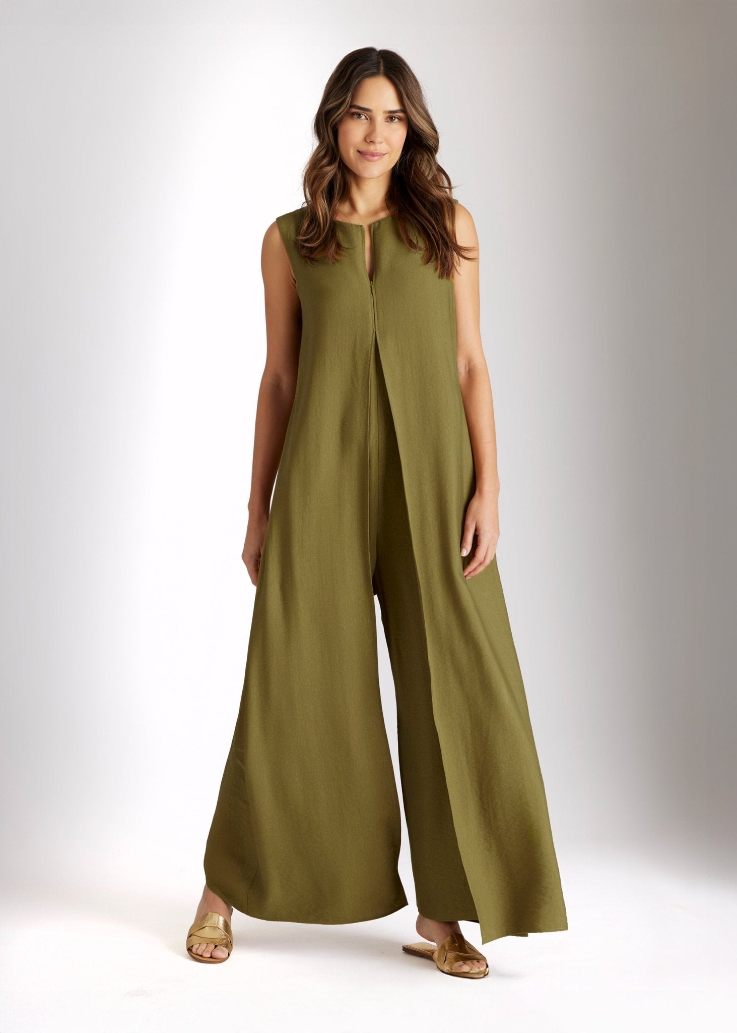 Ärmelloser Jumpsuit NUMSUI mit Rundhalsausschnitt, Faltendetail und Reißverschluss vorne in Grün