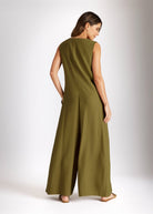 Ärmelloser Jumpsuit NUMSUI mit Rundhalsausschnitt, Faltendetail und Reißverschluss vorne in Grün