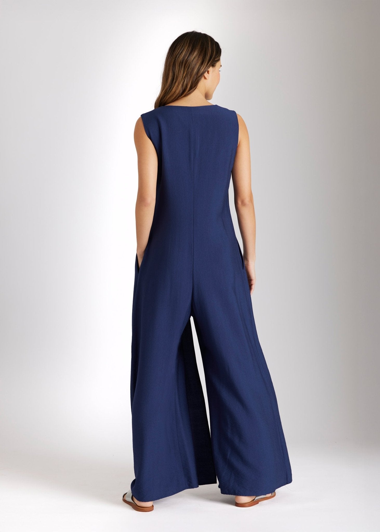 Ärmelloser Jumpsuit NUMSUI mit Rundhalsausschnitt, Faltendetail und Reißverschluss vorne in Dunkelblau