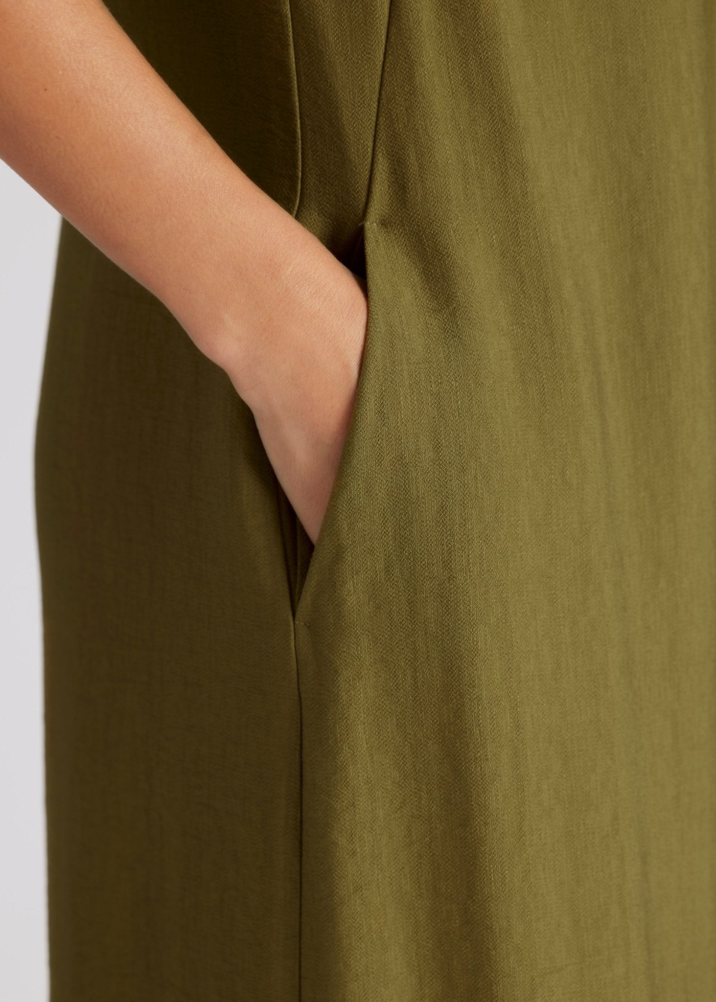 Ärmelloser Jumpsuit NUMSUI mit Rundhalsausschnitt, Faltendetail und Reißverschluss vorne in Grün