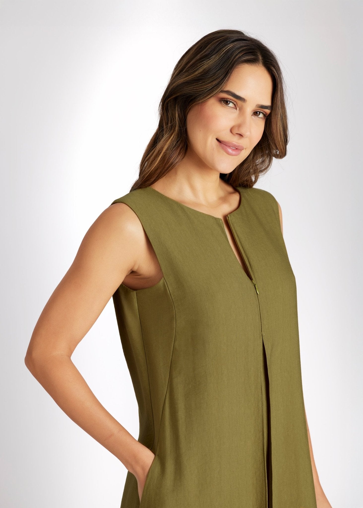 Ärmelloser Jumpsuit NUMSUI mit Rundhalsausschnitt, Faltendetail und Reißverschluss vorne in Grün