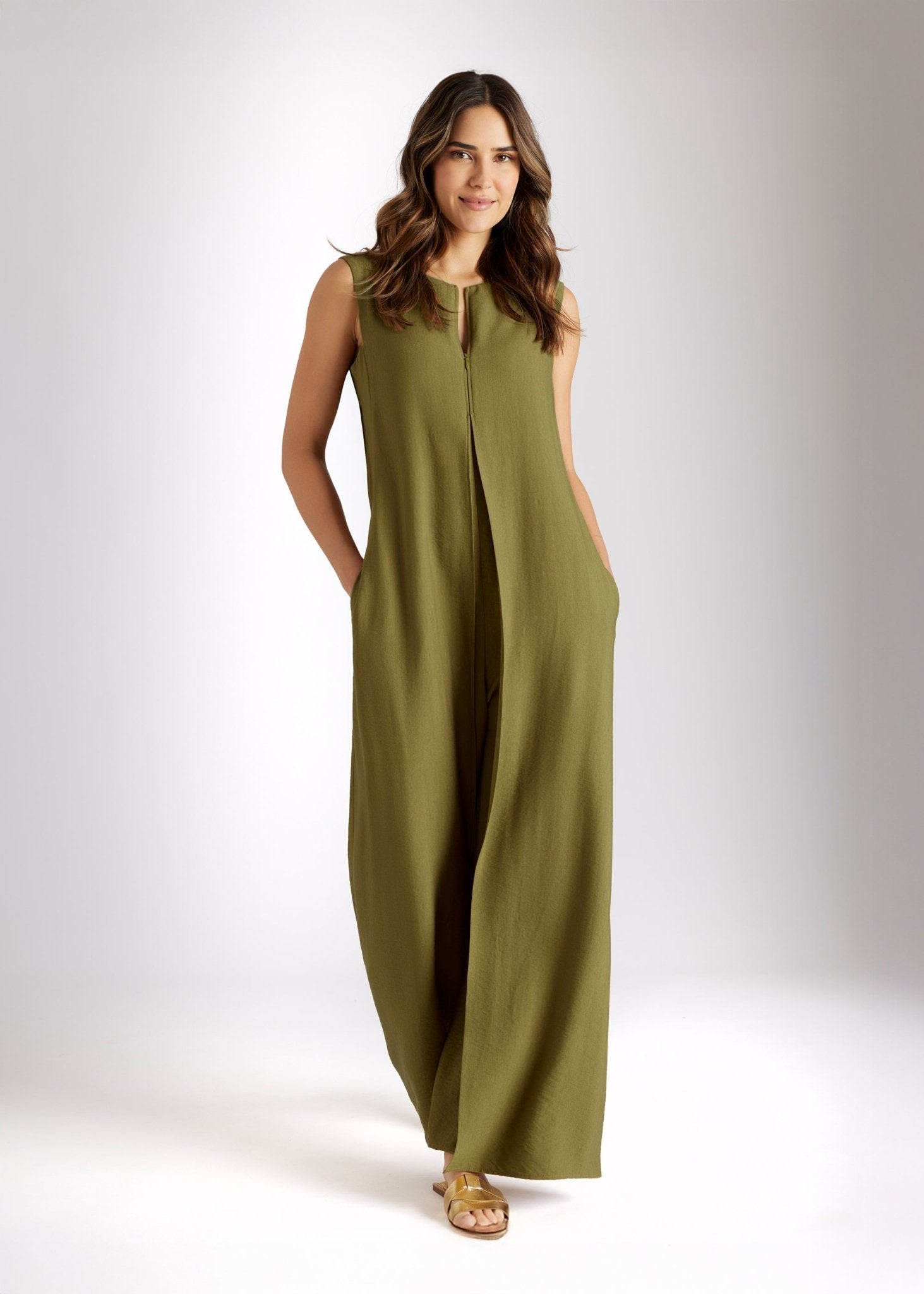 Ärmelloser Jumpsuit NUMSUI mit Rundhalsausschnitt, Faltendetail und Reißverschluss vorne in Grün