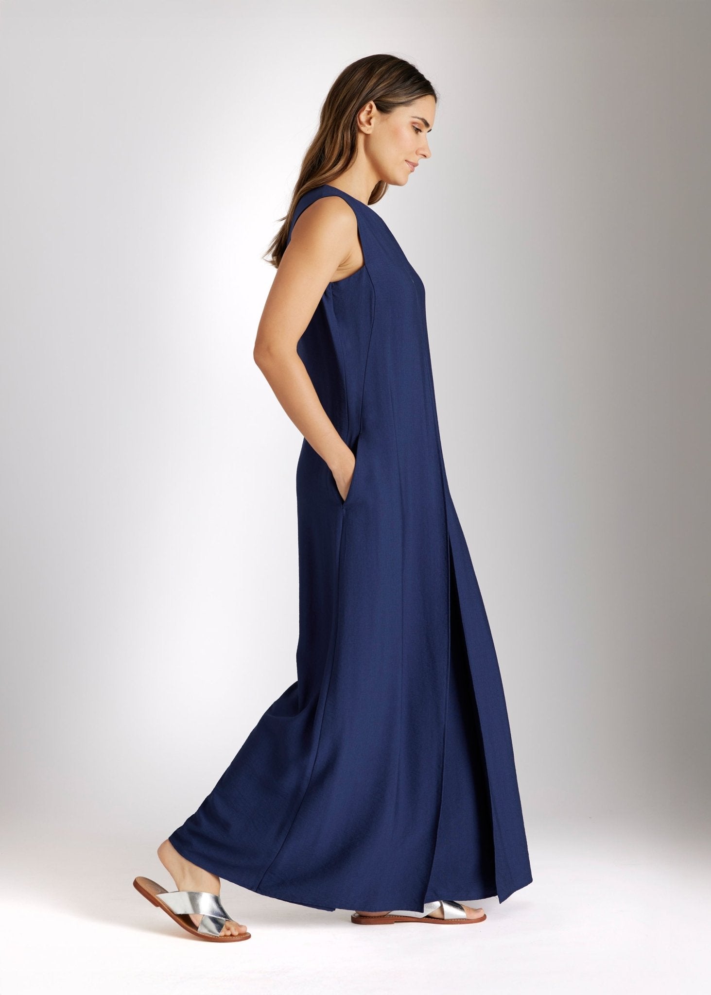 Ärmelloser Jumpsuit NUMSUI mit Rundhalsausschnitt, Faltendetail und Reißverschluss vorne in Dunkelblau