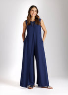 Ärmelloser Jumpsuit NUMSUI mit Rundhalsausschnitt, Faltendetail und Reißverschluss vorne in Dunkelblau