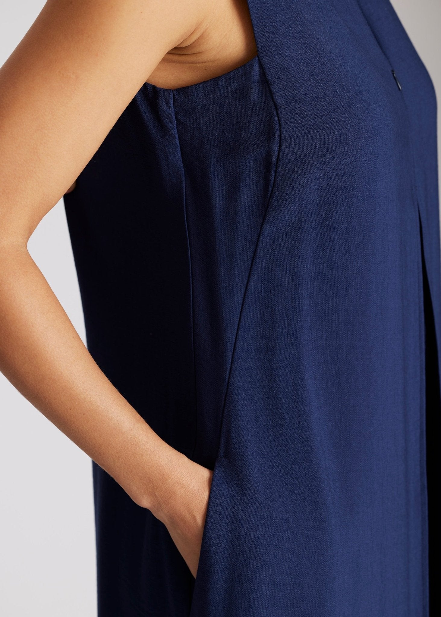 Ärmelloser Jumpsuit NUMSUI mit Rundhalsausschnitt, Faltendetail und Reißverschluss vorne in Dunkelblau