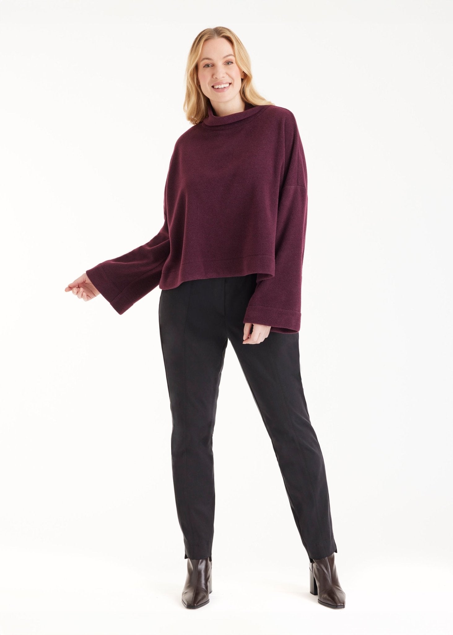 Weiter Pullover SUKATO mit Stehkragen und langen, weiten Armen in Dunkelrot